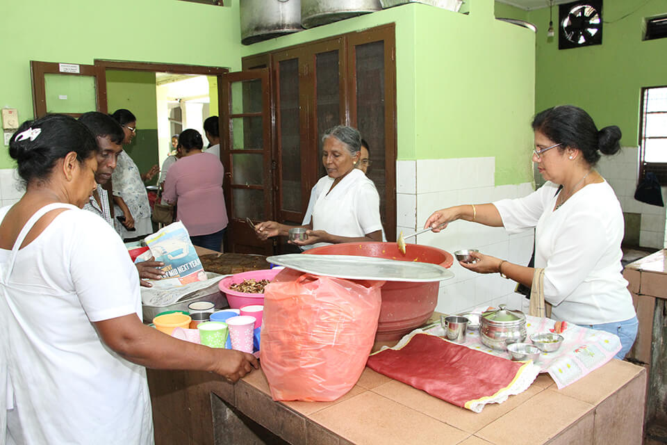 SLWLA Offered Lunch For All The Inmates At Victoria Home In Rajagiriya.