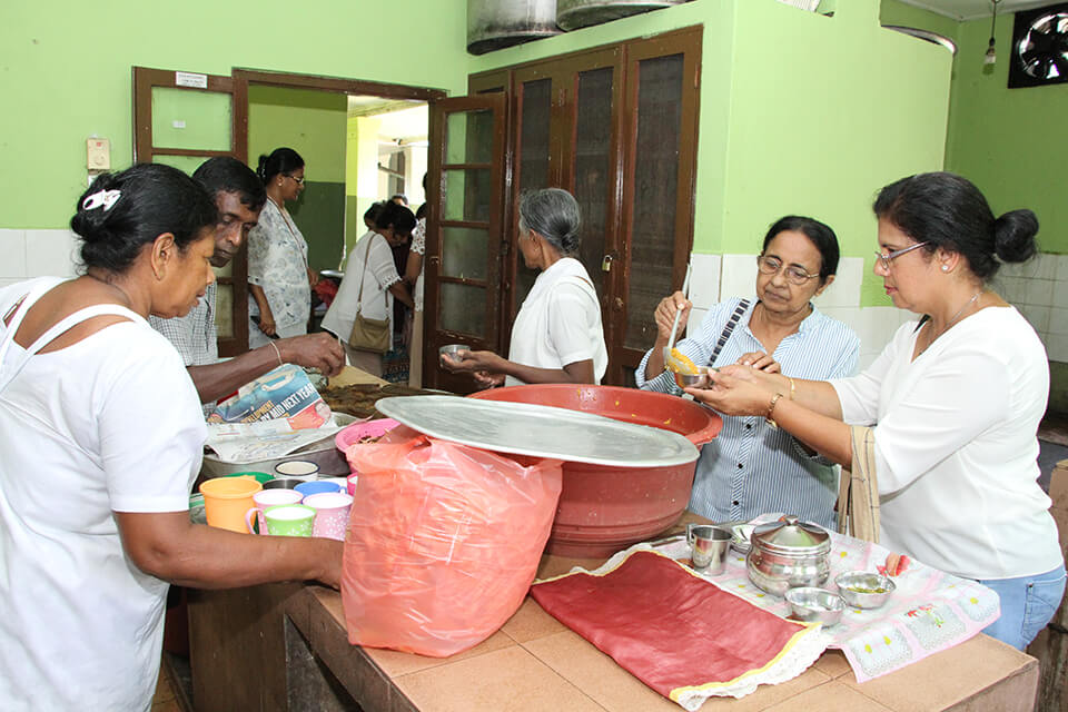 SLWLA Offered Lunch For All The Inmates At Victoria Home In Rajagiriya.